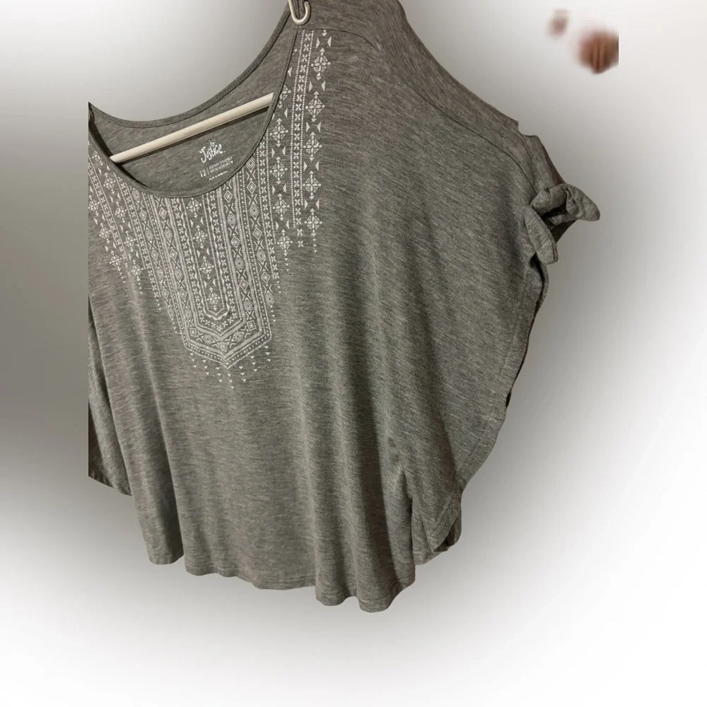 Beautiful Justice top with white decorative detail